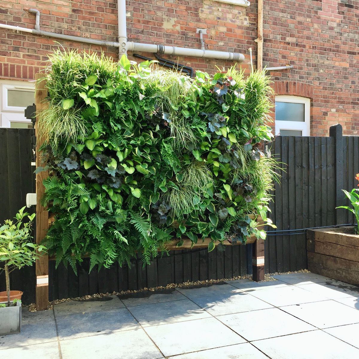 Green wall with slug repellent legs